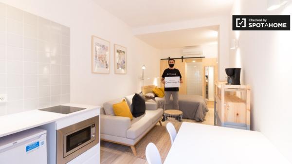 Acogedor estudio sobre jardín con baño en Gracia Co-Living