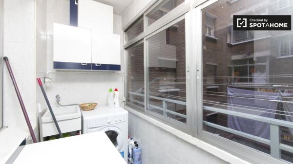 Habitación en piso de 6 dormitorios en Alcalá de Henares.