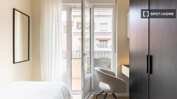 Room in shared apartment in Madrid