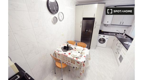 Se alquila habitación en piso de 5 dormitorios en Deusto, Bilbao