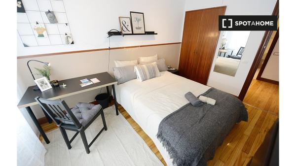 Se alquila habitación en piso de 5 dormitorios en Deusto, Bilbao