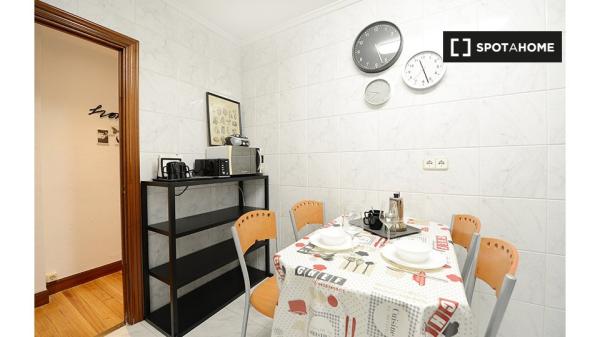 Chambre à louer dans un appartement de 5 chambres à Deusto, Bilbao