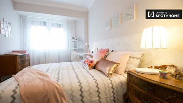 Chambre spacieuse dans un appartement de 4 chambres à Deusto, Bilbao