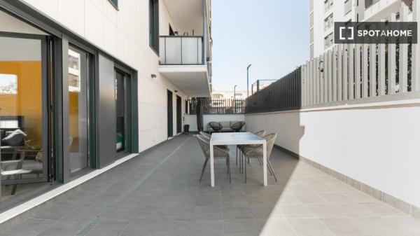 Moderno apartamento amueblado con dos terrazas y piscina comunitaria en Barcelona