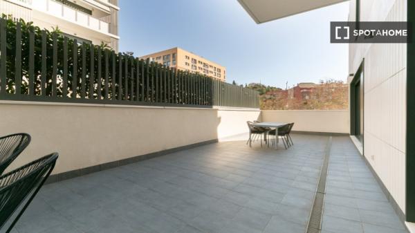 Moderno apartamento amueblado con dos terrazas y piscina comunitaria en Barcelona