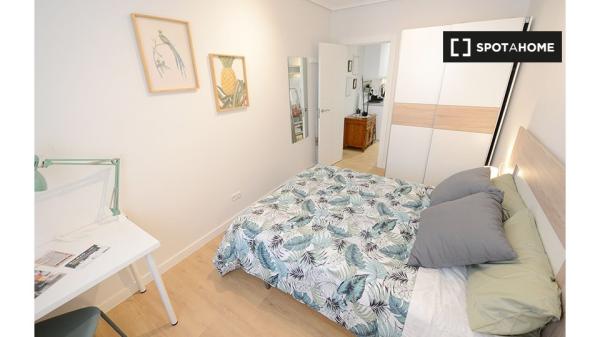 Se alquila habitación en piso de 3 dormitorios en Bilbao