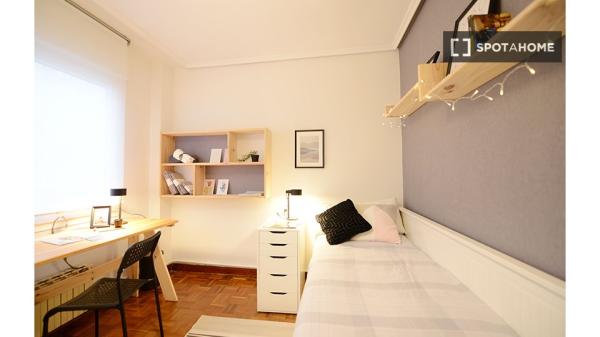 Chambre à louer dans un appartement de 4 chambres à Ametzola, Bilbao