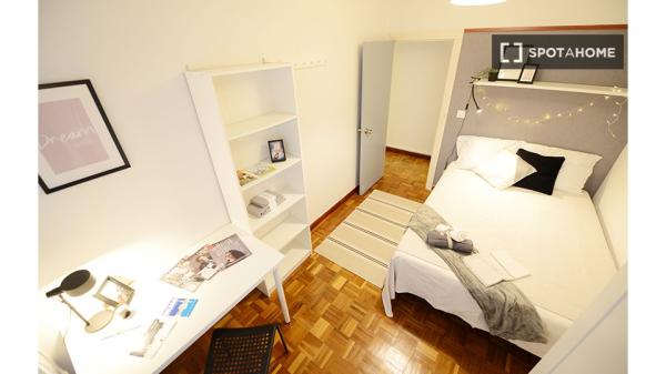 Chambre à louer dans un appartement de 4 chambres à Ametzola, Bilbao