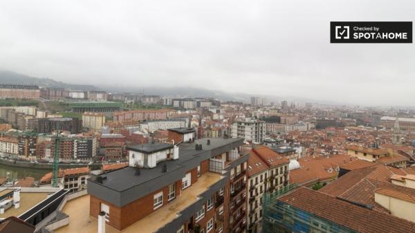 Amplia habitación en un apartamento de 3 dormitorios en Casco Viejo, Bilbao