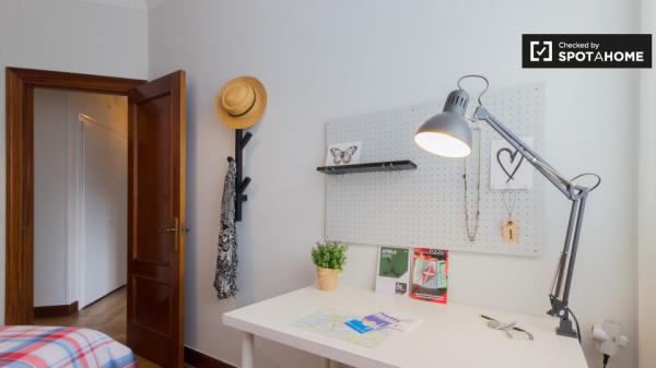 Habitación soleada en un apartamento de 3 dormitorios en Rekalde, Bilbao