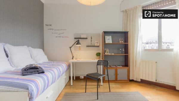 Habitación soleada en un apartamento de 3 dormitorios en Rekalde, Bilbao