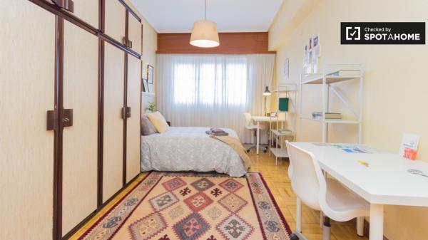 Chambre ensoleillée dans un appartement de 3 chambres à Rekalde, Bilbao