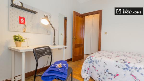 Habitación soleada en un apartamento de 3 dormitorios en Rekalde, Bilbao