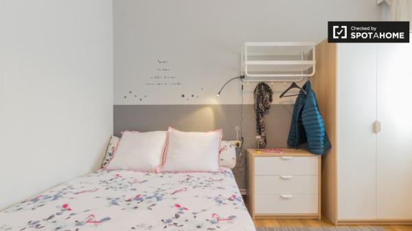 Habitación soleada en un apartamento de 3 dormitorios en Rekalde, Bilbao