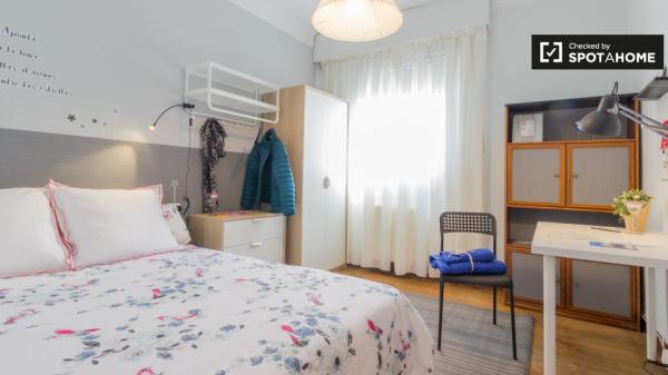 Habitación soleada en un apartamento de 3 dormitorios en Rekalde, Bilbao