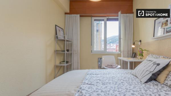 Chambre ensoleillée dans un appartement de 3 chambres à Rekalde, Bilbao