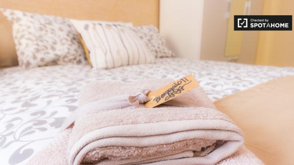 Chambre ensoleillée dans un appartement de 3 chambres à Rekalde, Bilbao