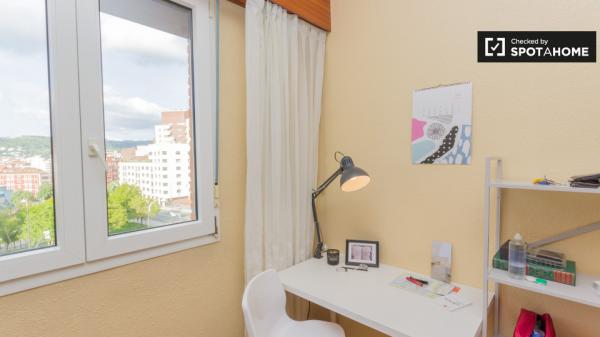 Chambre ensoleillée dans un appartement de 3 chambres à Rekalde, Bilbao