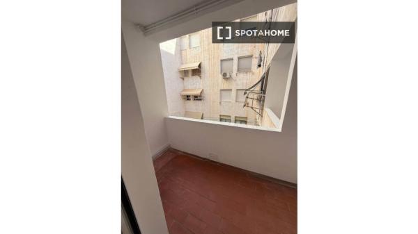 Se alquila habitación en piso compartido en Alicante