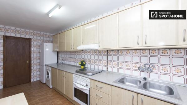 Acogedora habitación en alquiler, apartamento de 5 dormitorios, Alcalá de Henares.