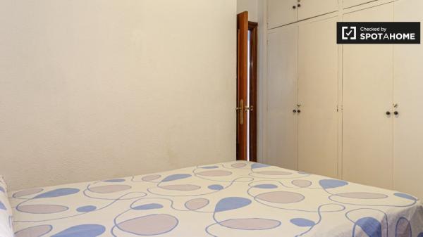 Großes Zimmer in einer 4-Zimmer-Wohnung in Algirós, Valencia