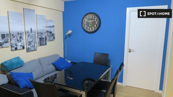 Acogedora habitación en un apartamento de 4 dormitorios en Triana, Sevilla