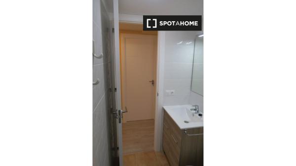 Habitación luminosa en apartamento de 4 dormitorios en Triana, Sevilla