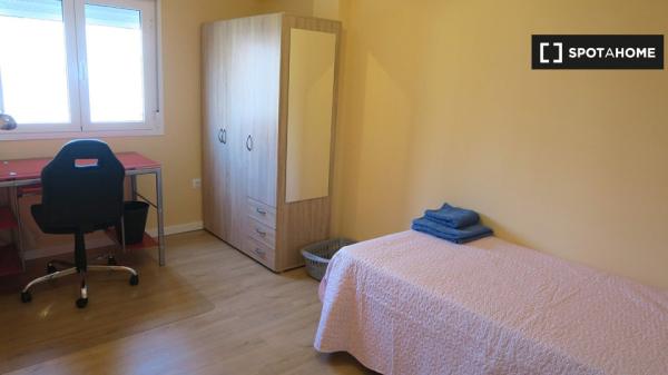 Acogedora habitación en un apartamento de 4 dormitorios en Triana, Sevilla