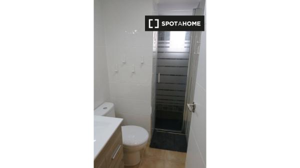 Habitación luminosa en apartamento de 4 dormitorios en Triana, Sevilla