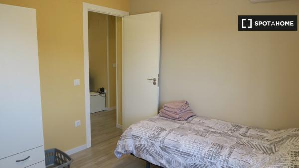 Habitación luminosa en apartamento de 4 dormitorios en Triana, Sevilla