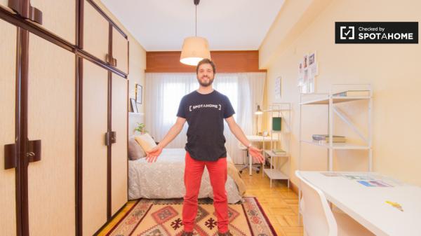 Gran habitación en apartamento de 3 dormitorios en Rekalde, Bilbao