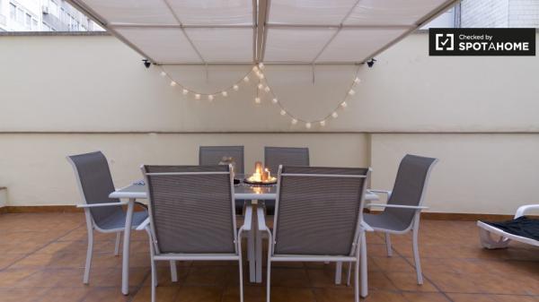 Habitación grande en un apartamento de 8 dormitorios en Abando, Bilbao