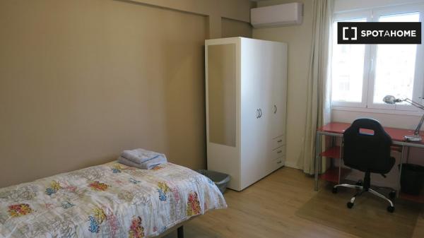 Habitación luminosa en apartamento de 4 dormitorios en Triana, Sevilla