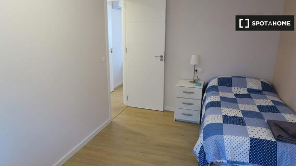 Habitación luminosa en apartamento de 4 dormitorios en Triana, Sevilla