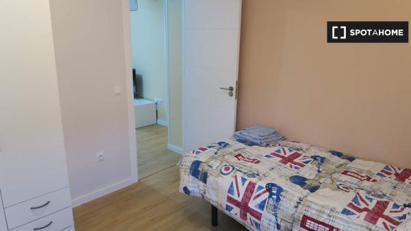 Habitación luminosa en apartamento de 4 dormitorios en Triana, Sevilla