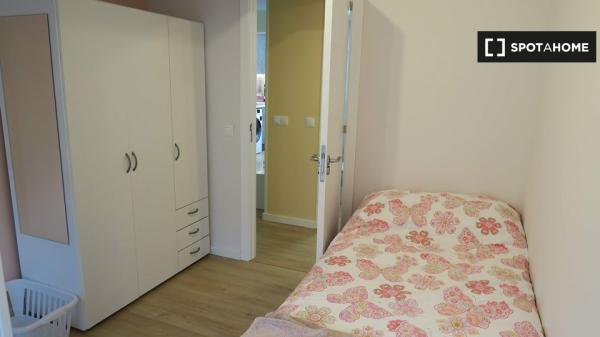 Habitación luminosa en apartamento de 4 dormitorios en Triana, Sevilla