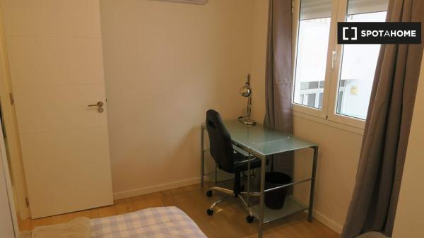 Habitación luminosa en apartamento de 4 dormitorios en Triana, Sevilla