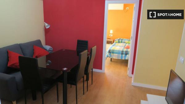 Acogedora habitación en un apartamento de 4 dormitorios en Triana, Sevilla