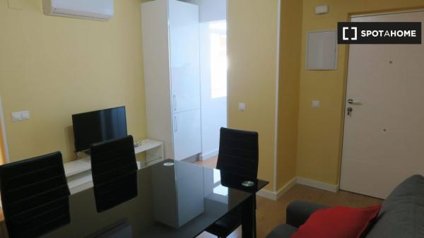 Acogedora habitación en un apartamento de 4 dormitorios en Triana, Sevilla