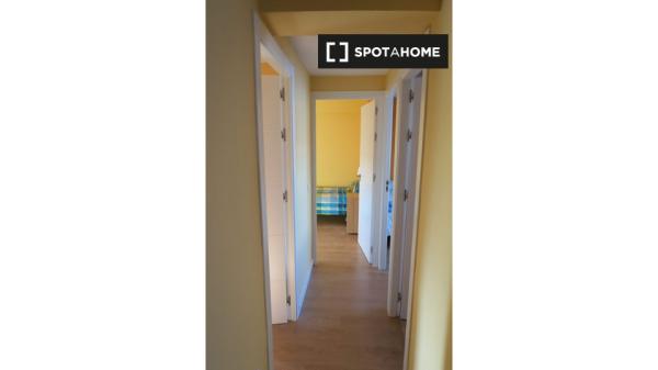 Acogedora habitación en un apartamento de 4 dormitorios en Triana, Sevilla