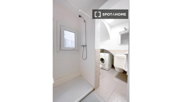 Se alquila habitación en el apartamento de 6 dormitorios en El Raval, Barcelona.