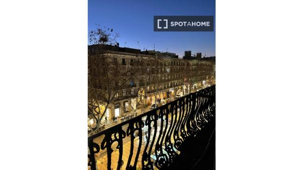 Se alquila habitación en el apartamento de 6 dormitorios en El Raval, Barcelona.