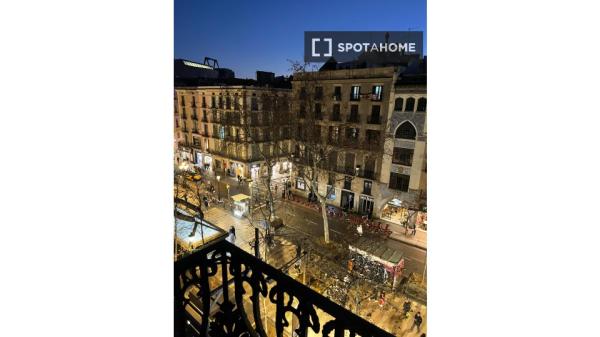 Se alquila habitación en el apartamento de 6 dormitorios en El Raval, Barcelona.