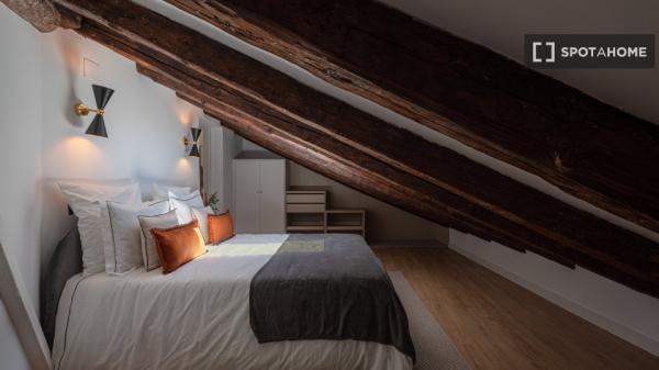 Studio 2 chambres à louer dans un appartement de 12 pièces