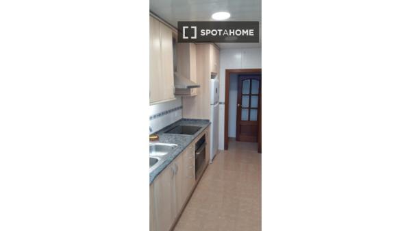 Se alquila habitación en apartamento de 3 dormitorios en Barcelona