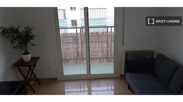 Se alquila habitación en apartamento de 3 dormitorios en Barcelona