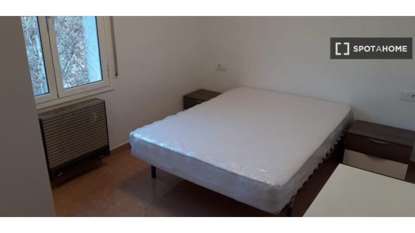 Zimmer zu vermieten in 3-Zimmer-Wohnung in Barcelona