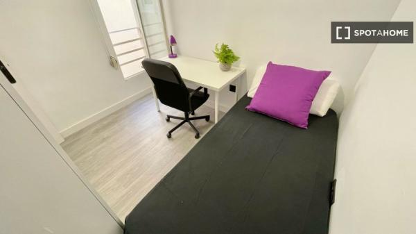 Zimmer zu vermieten in 5-Zimmer-Wohnung in Alicante