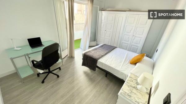 Zimmer zu vermieten in 5-Zimmer-Wohnung in Alicante