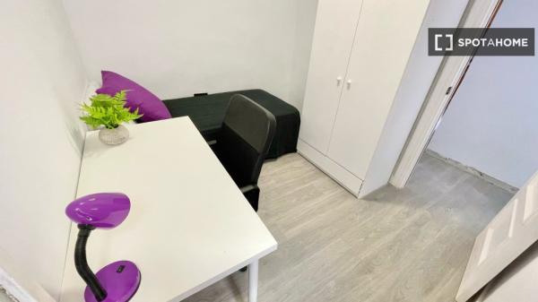 Zimmer zu vermieten in 5-Zimmer-Wohnung in Alicante